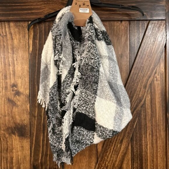 NWT Quagga Blanket Wrap in White/Grey/Black - Picture 3 of 8
